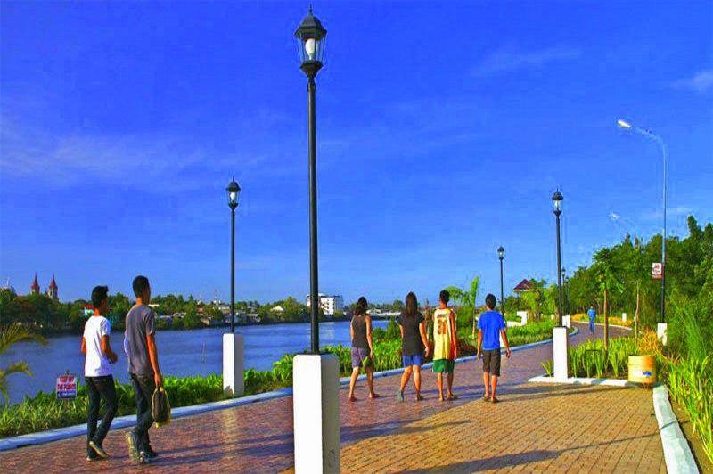 Iloilo River Esplanade - ILOILO TOURIST SPOTS